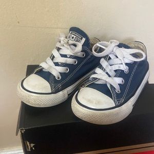 Converse low top navy